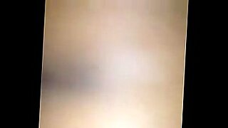 Video panas yang menampilkan seorang wanita yang menggoda dalam jilbab.