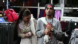 Seksowny występ miodowej Singh z nagą kobietą.