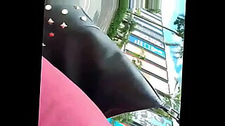 Eine heiße Filipina filmt sich selbst in einem Quad-Cam-Video.