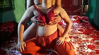 Pasangan India mengeksplorasi threesome dengan gadis kuliah