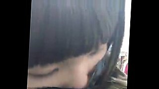 日本人の女の子がエロティックなテクニックで官能的なマッサージをする