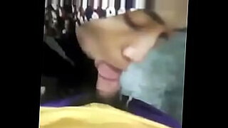 Wanita berlekuk dalam jilbab menjadi liar di kamar tidur.