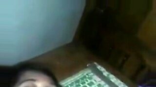 جمال هندي يعرض ثدييها الكبيرين في فيديو مصور ذاتيًا.