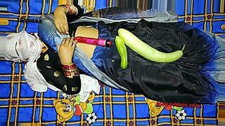 कामुक भारतीय डिले गुरुपक्स वीडियो अंतरंग क्षणों की विशेषता है ।