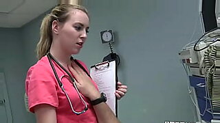 Madison, seksowna pielęgniarka, wykorzystuje swoje specjalne umiejętności, aby zamrozić czas.
