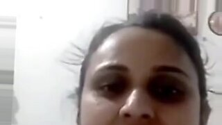 Ragini, seorang kecantikan India, terlibat dalam obrolan yang menggoda dan memamerkan asetnya yang menakjubkan.