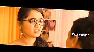 Anushka Shetty는 뜨거운 새 비디오에서 눈부신 모습을 보입니다.