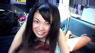 Model Asia yang menakjubkan, Aya Matsuyuki memberikan blowjob POV sensual dan handjob.