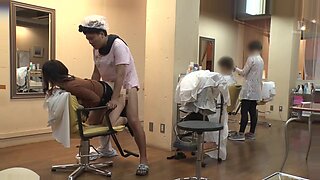 Ryzykujące japońskie spotkanie w salonie fryzjerskim
