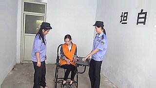 Verhaftetes chinesisches Mädchen neckt und zerrt mit Handschellen.