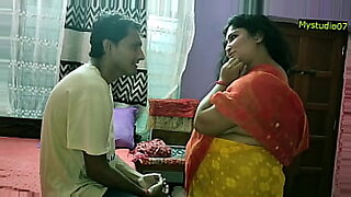 インドの美女リリーが、ホットシリーズで非伝統的な医療行為を探求する。