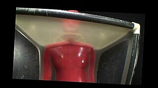 Latex geklede katachtige verleidingen in condoom catsuit