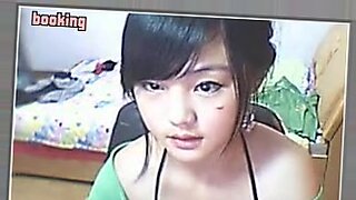 一位韩国美女在网络摄像头上挑逗,沉迷于独自的快感。