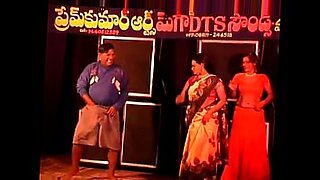 तेलुगु लड़की रिकॉर्डिंग के लिए नृत्य करती है।