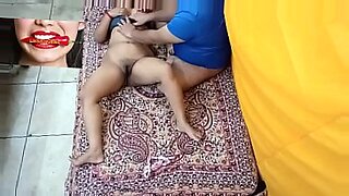 Indyjska dziewczyna bawi się zabawkami w domu.