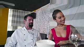 Une femme infidèle profite d'un rendez-vous secret avec un chef sexy.