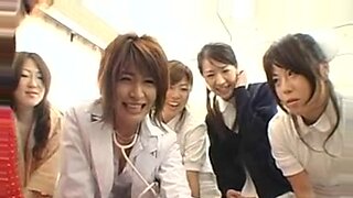 3人の日本人女性が野生的な逆グループセックスに耽る。