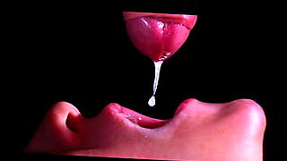 Een jonge vrouw geeft een deepthroat pijpbeurt en slikt sperma door.