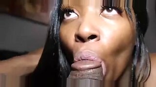 Junge Ebony gibt schlampigen Blowjob