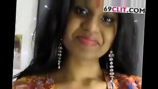 Anju Bhabhi biểu diễn trực tiếp trên camera.