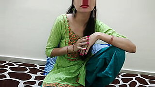 A tira de sari sensual de Sasu Ma acorda a filha dormindo