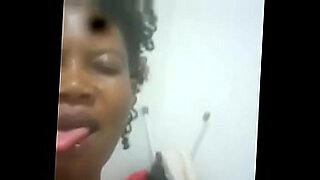 Seorang wartawan porno Congo mencari pengalaman praktikal dalam video panas.