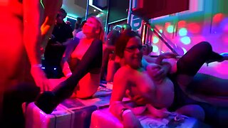两个金发和棕发女郎参加了一个狂野而深喉的建筑公司性爱派对。