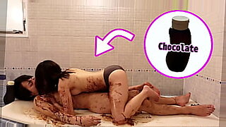 一对印度尼西亚夫妇用尿布游戏探索BDSM。