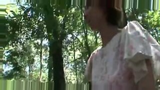 योको ओगिनो, 40 के दशक की एक परिपक्व महिला, एक जंगली आउटडोर रोमांस का आनंद लेती है।
