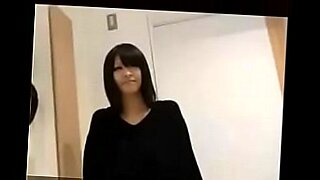 男が寝ている女の子を荒々しいセックスで起こす