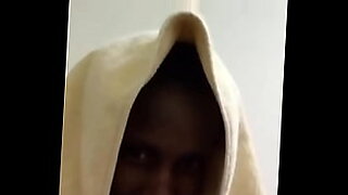 El joven en un video de Kiswahili Bongo se excita.