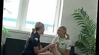 ロシアの18歳の女の子が、野生的なXXXの欲望を探求する。