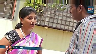 Ragazze adolescenti Telugu mostrano la loro bassa statura.