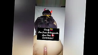 Dos jóvenes mujeres se involucran en acción juguetona de chica con chica, lo que lleva a una excitación en un pad cambiante.