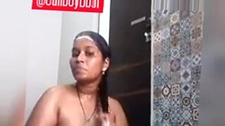 Une beauté indienne profite d'une séance de douche en solo, mettant en valeur ses courbes époustouflantes.