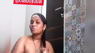indian aunty and girl bathing together