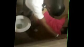 Rendez-vous secret dans les toilettes de l'église avec une beauté sud-africaine