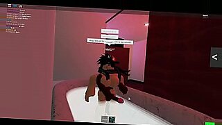 Una chica Roblox se pone traviesa en escenas Hentai calientes.