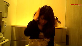 Een Aziatische vrouw betrapt zichzelf op webcam en wordt kinky.