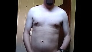 Seorang pria tampan memamerkan payudaranya yang mengesankan dalam sesi elastis otot.