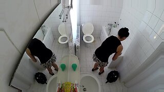 Ukryta kamerka uchwyciła intymne chwile spędzone pod prysznicem przez azjatycką dziewczynę.