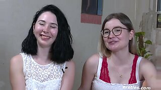 Dwie niemieckie lesbijki eksplorują swoje ciała z intymnością.
