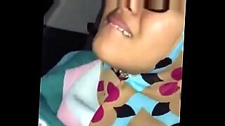Piersiata muzułmańska dziewczyna zdejmuje hidżab