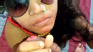 Uma beleza indiana em um saree recebe um tratamento áspero e uma gozada facial.