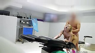 Ein Arzt gesellt sich zu seinen Patienten und fingert sich gegenseitig für eine heiße Sitzung.