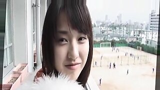 Wanita Jepang yang nakal bersenang-senang di tempat umum dengan disensor.