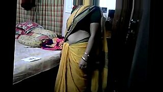 Tante in saree krijgt een hartstochtelijke kus in een hete video.