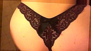 Provocando panties, mostrando curvas, baile seductor, encuentro íntimo.