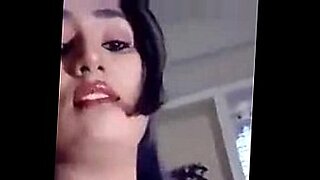 Kecantikan India menunjukkan keinginan liarnya dalam video yang eksplisit.