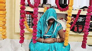 Indyjska dziewczyna doświadcza przyjemności ze swoim chłopakiem podczas miesiąca miodowego.